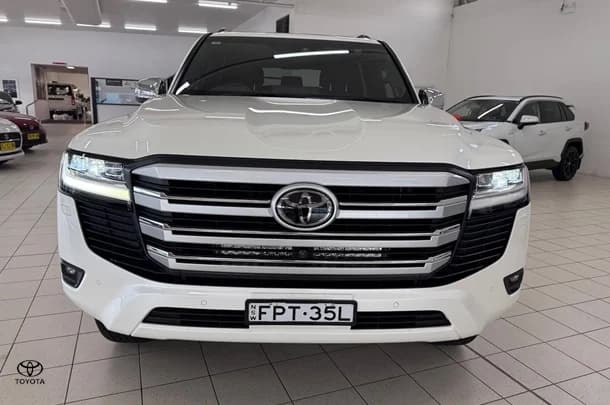 2022 Toyota Landcruiser Sahara image 2