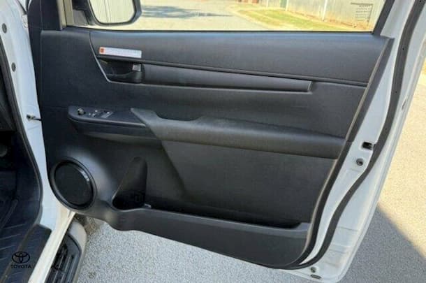 2022 Toyota HILUX SR image 15