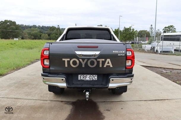 2020 Toyota Hilux 4x4 SR5 image 5