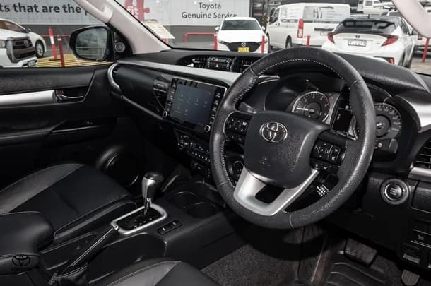 2023 Toyota Hilux 4x4 SR5 image 7