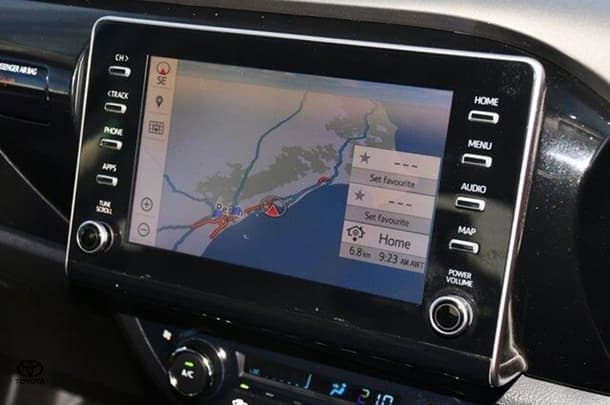 2020 Toyota Hilux SR5 image 12