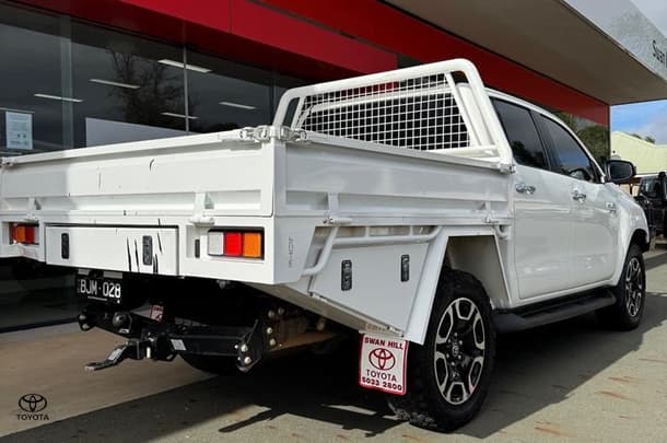 2020 Toyota Hilux SR5 image 8