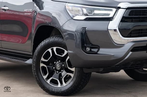 2023 Toyota Hilux 4x4 SR5 image 6