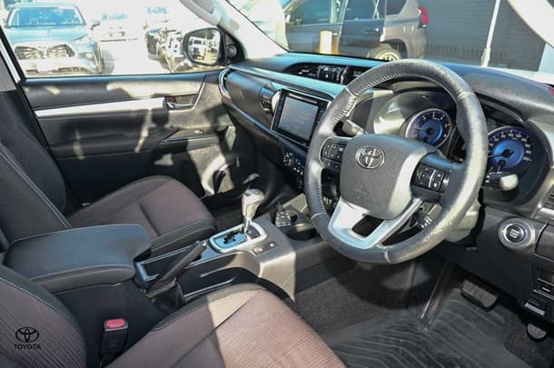 2017 Toyota HILUX SR5 image 6
