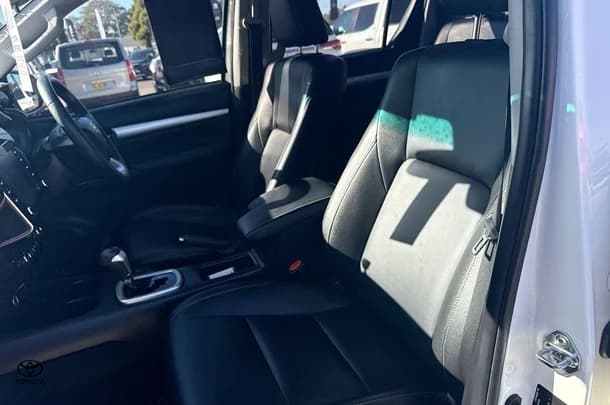 2020 Toyota Hilux SR5 image 25