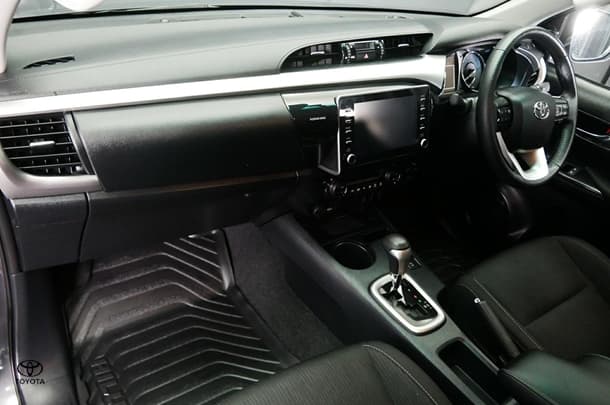 2024 Toyota Hilux 4x4 SR5 image 22