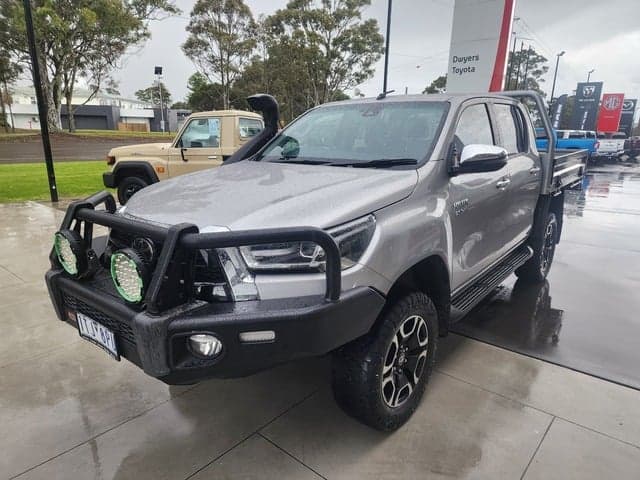 2021 Toyota Hilux 4x4 SR5 image 2