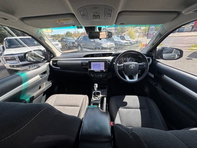 2022 Toyota Hilux SR5 image 15