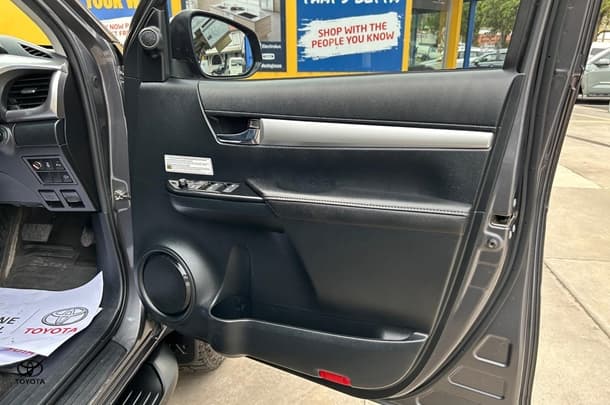 2022 Toyota Hilux 4x4 SR5 image 33