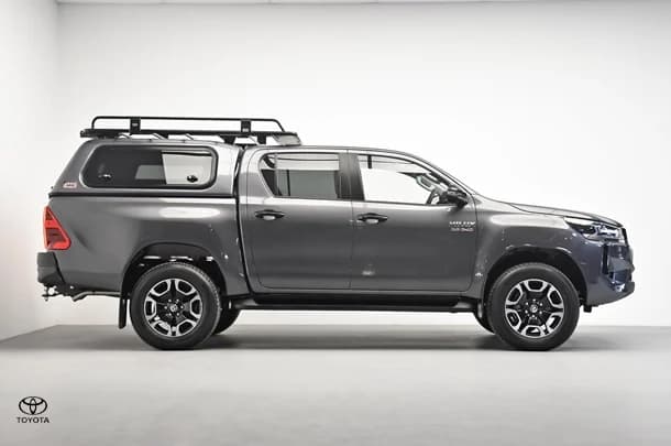 2024 Toyota Hilux 4x4 SR5 image 3