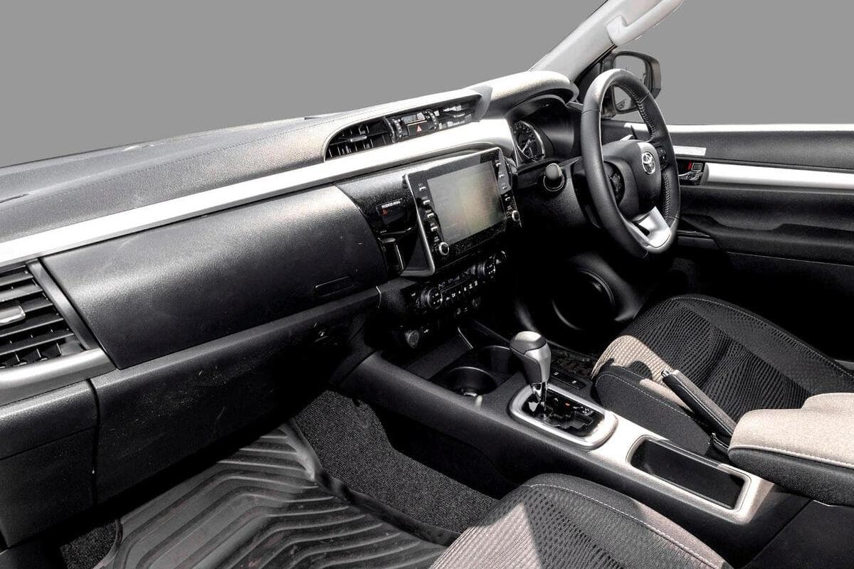 2024 Toyota Hilux SR5 Auto 4x4 image 4