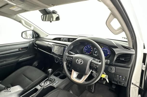 2019 Toyota Hilux SR image 13
