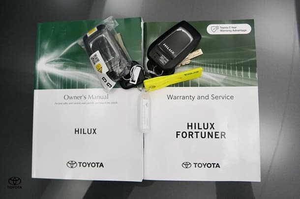 2024 Toyota Hilux 4x4 SR5 image 26