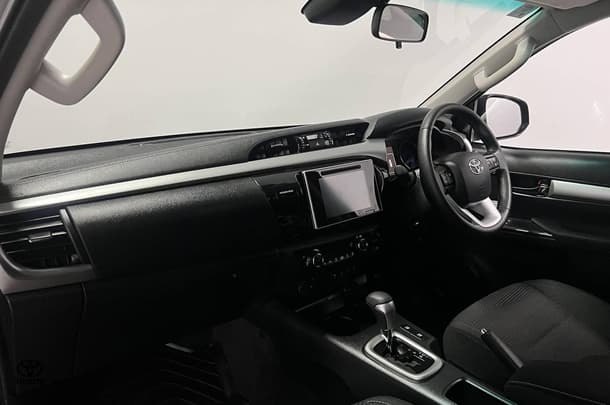 2020 Toyota Hilux SR5 image 14