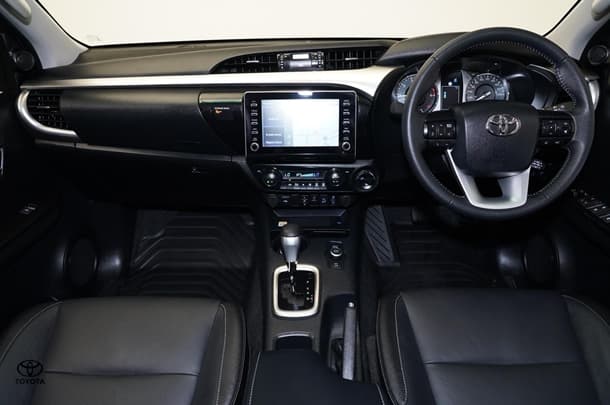 2024 Toyota Hilux 4x4 SR5 image 8