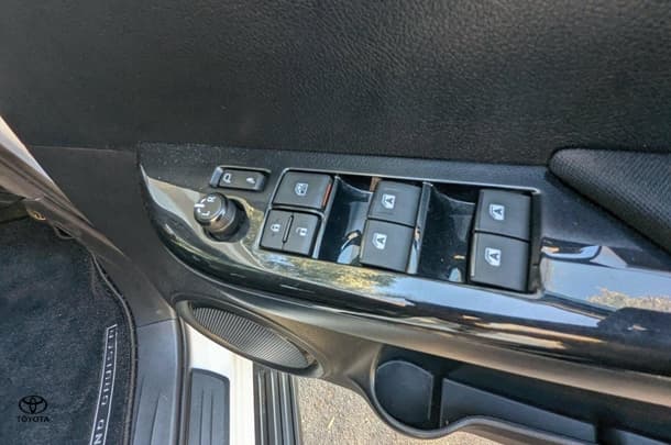 2023 Toyota Hilux 4x4 SR5 image 27