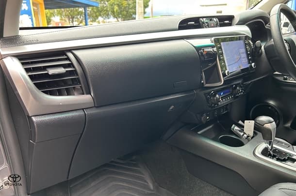 2022 Toyota Hilux 4x4 SR5 image 22