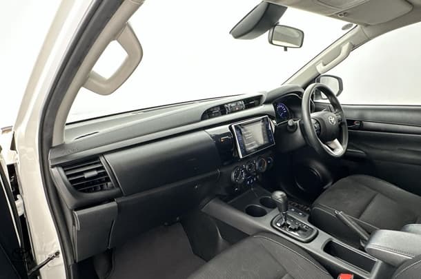 2019 Toyota Hilux SR image 16