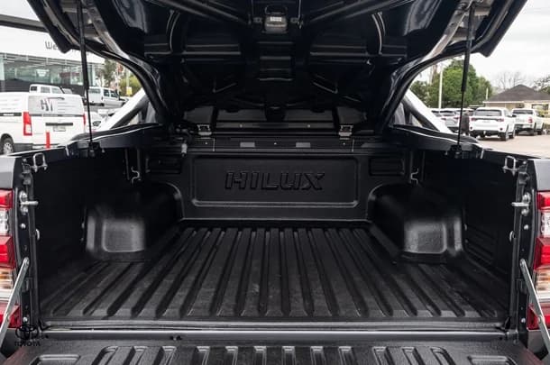 2023 Toyota Hilux 4x4 SR5 image 19