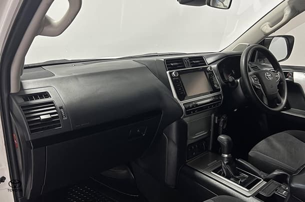 2020 Toyota Prado GX image 13