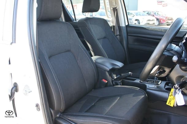 2021 Toyota Hilux SR image 14