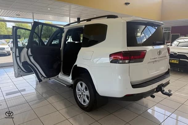 2023 Toyota Landcruiser GXL image 14