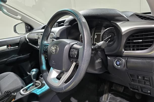 2022 Toyota Hilux SR5 image 14