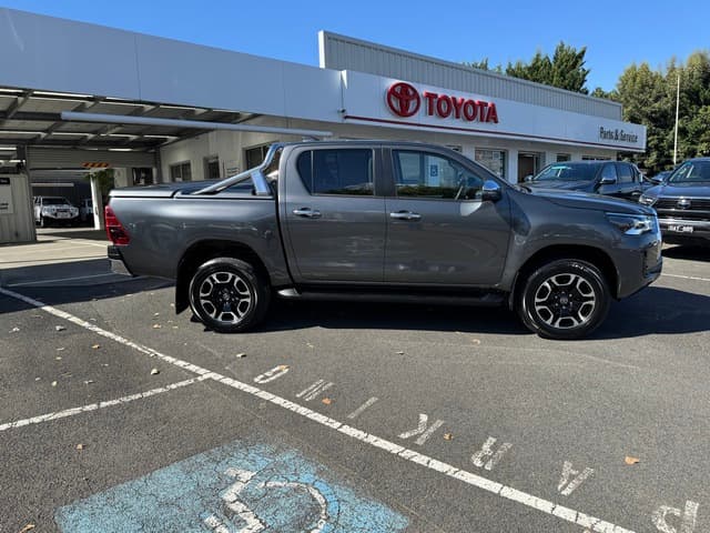 2023 Toyota Hilux SR5 image 8