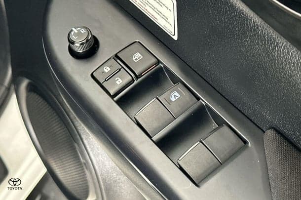 2022 Toyota Hilux SR image 10
