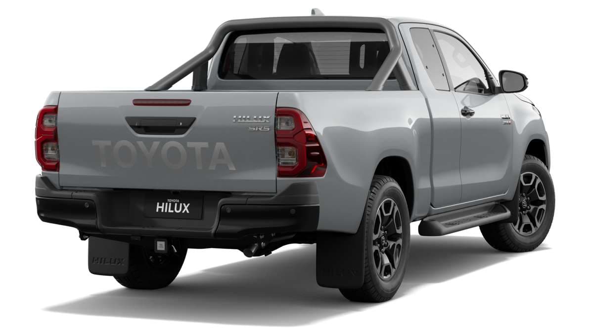 2024 Toyota Hilux 4x4 SR5 Extra Cab Pick-Up image 3