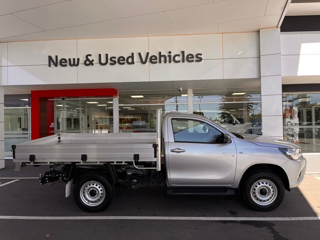 2023 Toyota Hilux SR image 2
