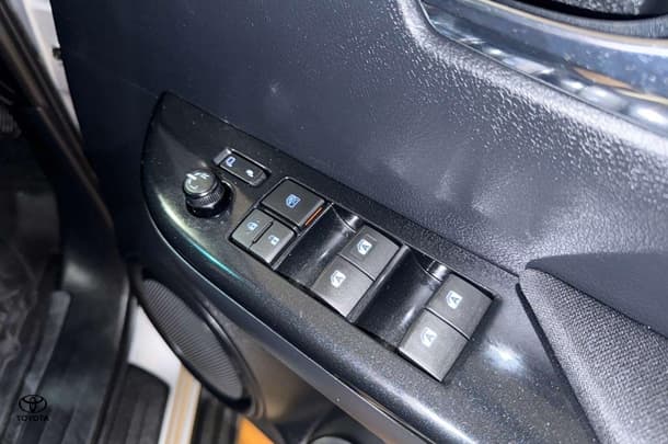2019 Toyota Hilux SR5 image 14