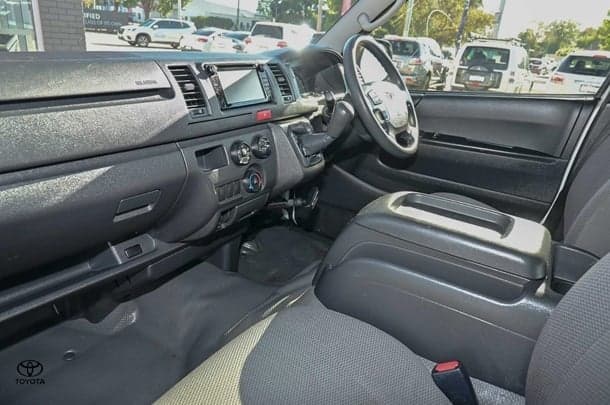 2017 Toyota Hiace LWB image 7