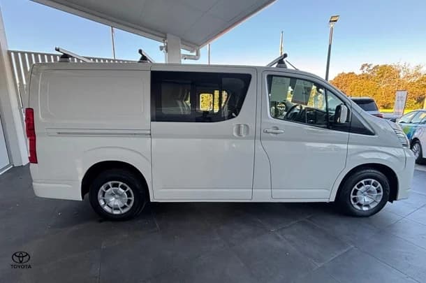 2020 Toyota Hiace LWB image 4
