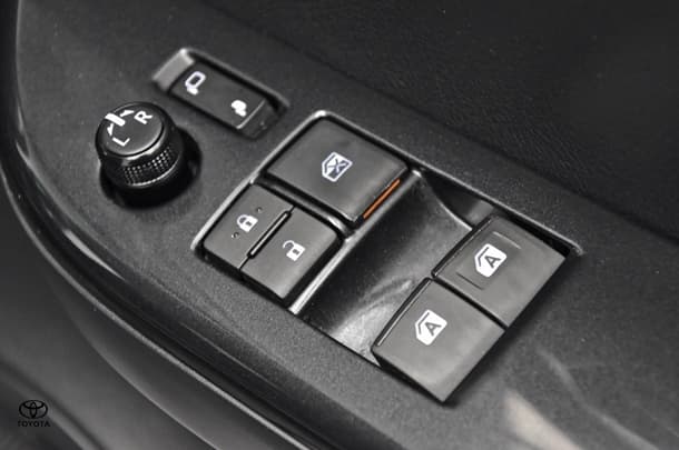 2024 Toyota Hilux 4x4 SR5 image 9
