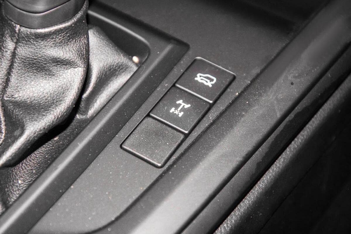 2025 Isuzu D-MAX SX Manual 4x4 MY24 image 15