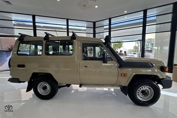2023 Toyota LC Military GXL image 10