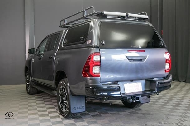 2024 Toyota Hilux 4x4 SR5 image 6