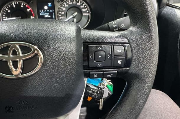 2022 Toyota Hilux SR image 16
