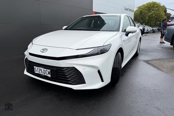 2024 Toyota Camry Hybrid Ascent image 2