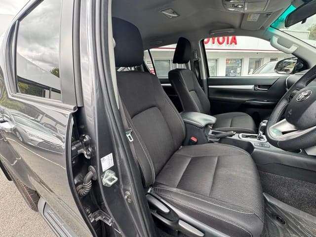 2022 Toyota Hilux SR5 image 11