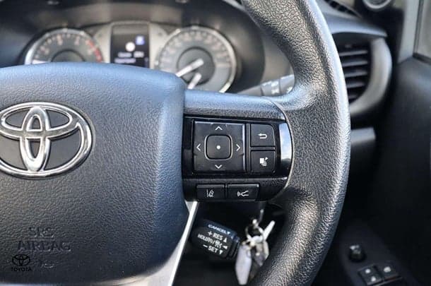 2023 Toyota Hilux 4x4 SR image 13