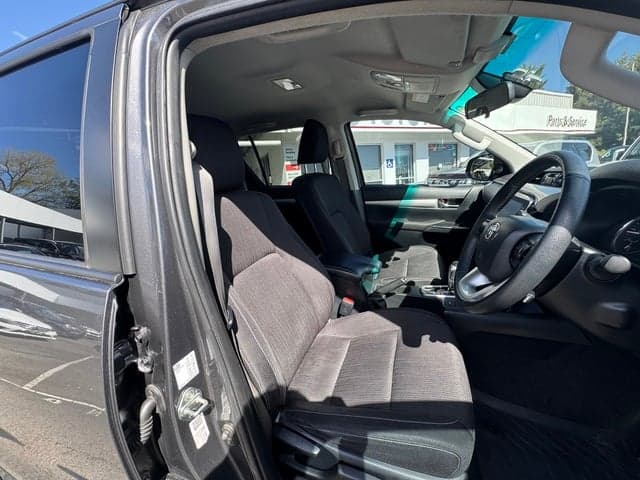 2022 Toyota Hilux SR5 image 9