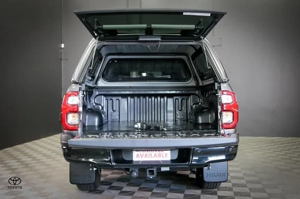 2024 Toyota Hilux 4x4 SR5 image 7