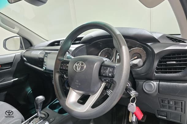2021 Toyota Hilux SR image 13