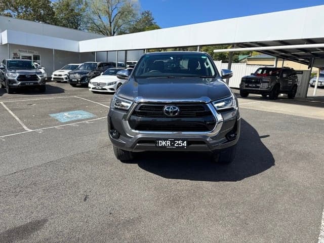 2022 Toyota Hilux SR5 image 2