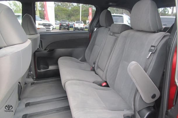 2019 Toyota Tarago GLX image 13