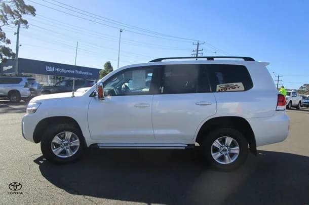 2020 Toyota Landcruiser GXL image 2