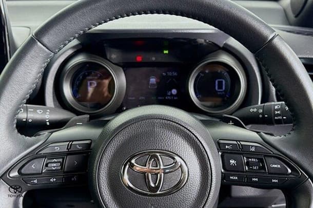 2020 Toyota Yaris ZR image 11