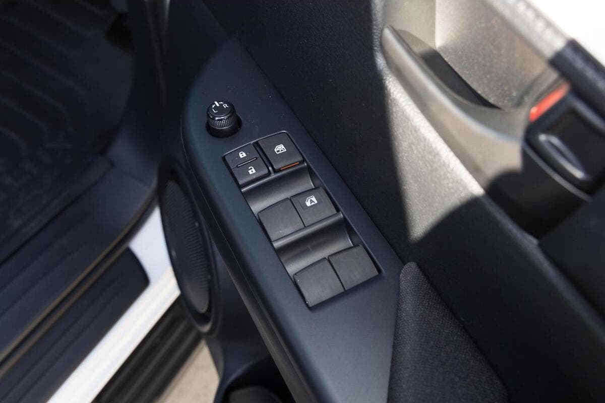 2025 Toyota Hilux SR Auto 4x4 Double Cab image 17